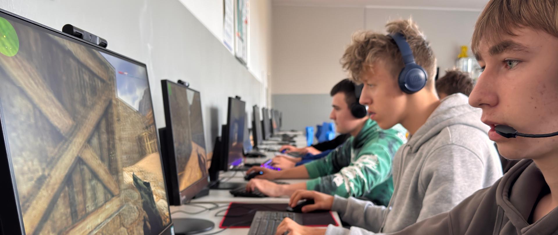 Uczniowie w trakcie rozgrywki w Szkolnym turnieju e-sportowym w gre Counter strike 1.6