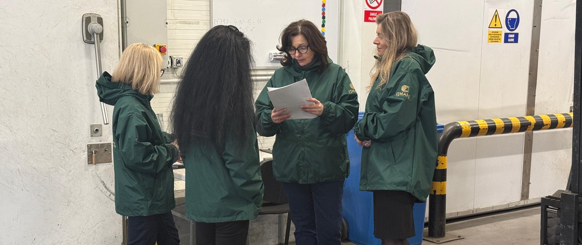  Inspektorzy podczas kontroli ryby w terminalu