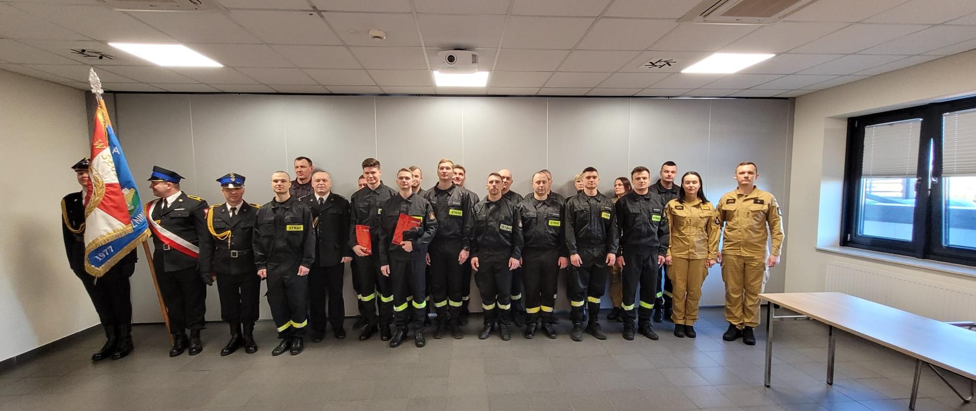 Wspólne zdjęcie po ślubowaniu nowych strażaków