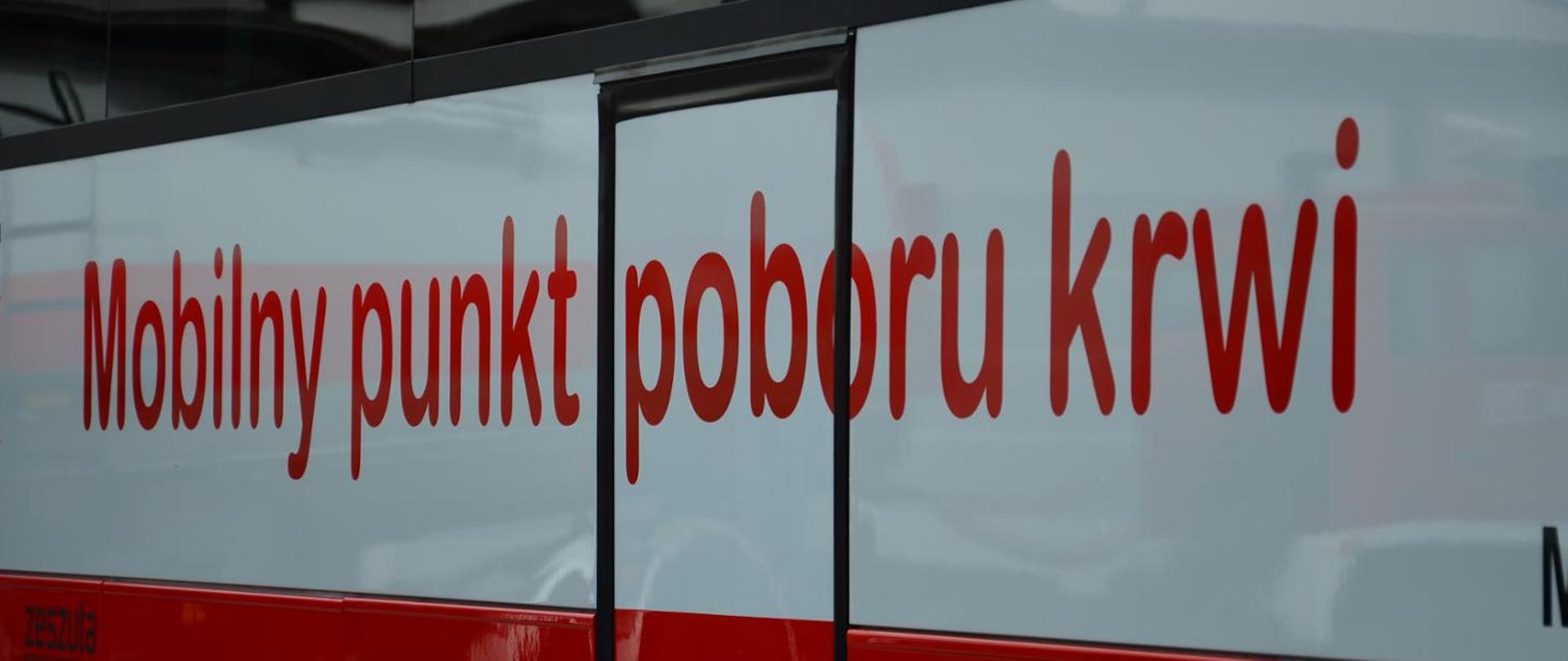 Na zdjęciu przedstawiony jest bok autobusu z napisem "Mobilny punkt poboru krwi"