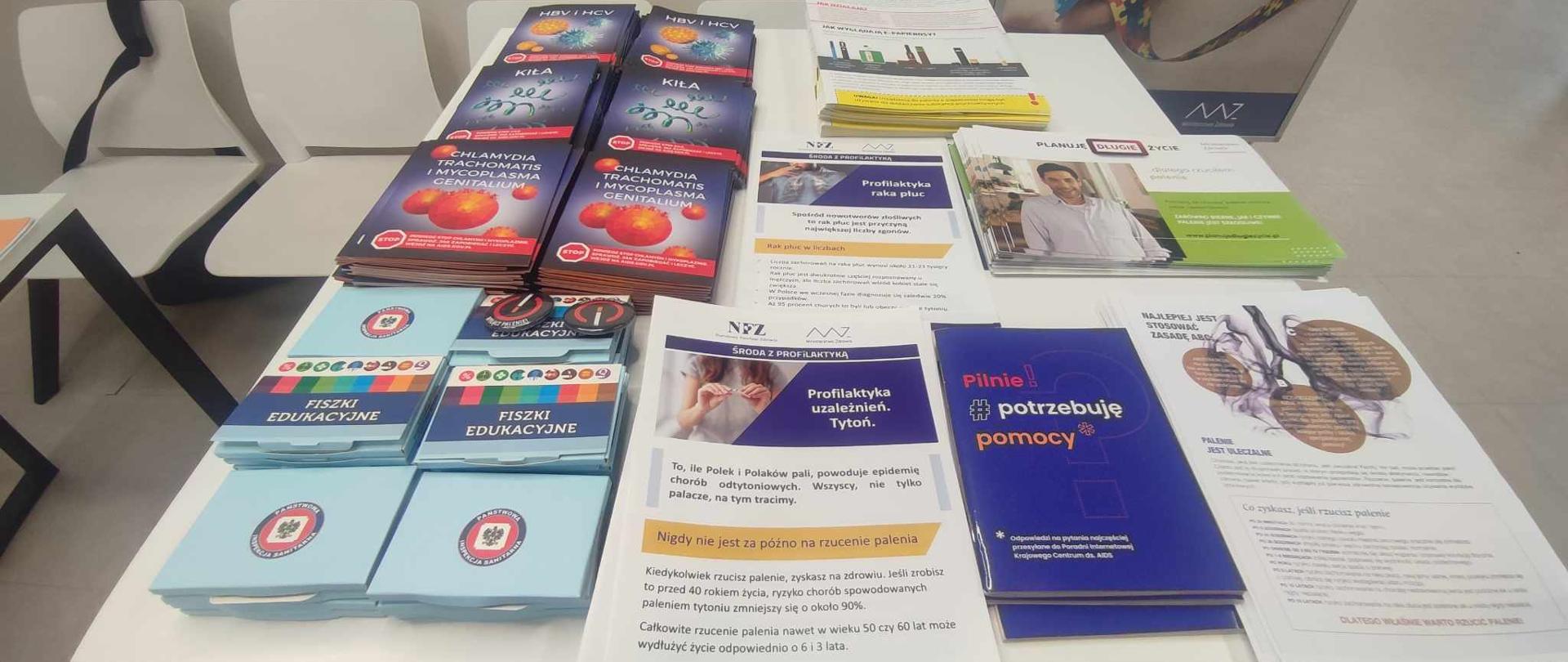 Ulotki po tematyce profilaktycznej leżące na stoliku