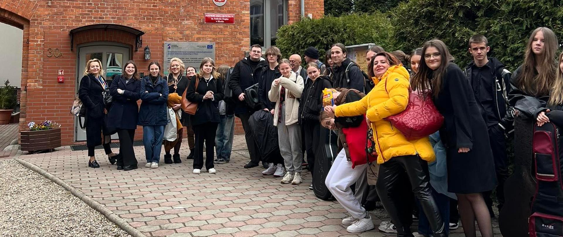 Uczniowie ZPSM na tle budynku