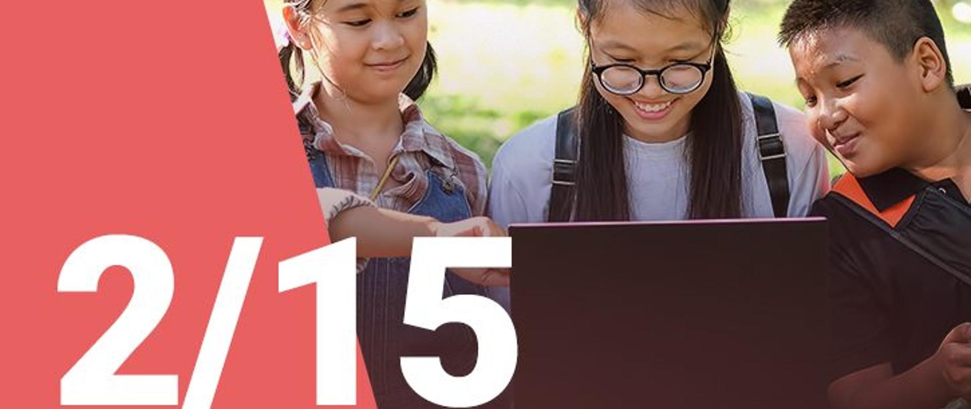 Na zdjęciu widzimy dwie dziewczynki oraz chłopca patrzących z uśmiechem na ekran laptopa. W dolnym lewym roku widoczna jest numeracja zdjęcia (2/15)