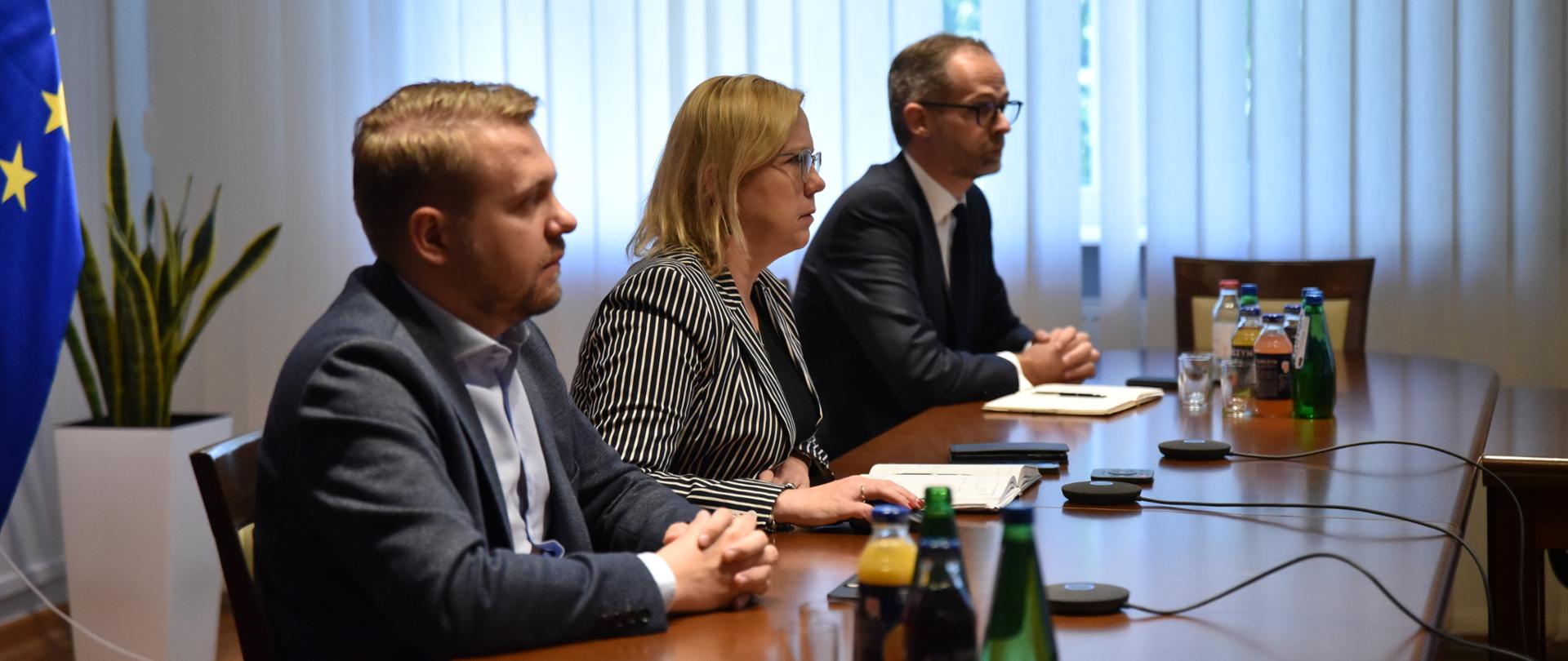 Spotkanie sztabu kryzysowego, z udziałem minister klimatu i środowiska Anny Moskwy oraz wiceministrów Adama Guibourgé-Czetwertyńskiego i Jacka Ozdoby