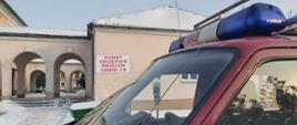 samochód strażay pożarnej przed punktem szczepień