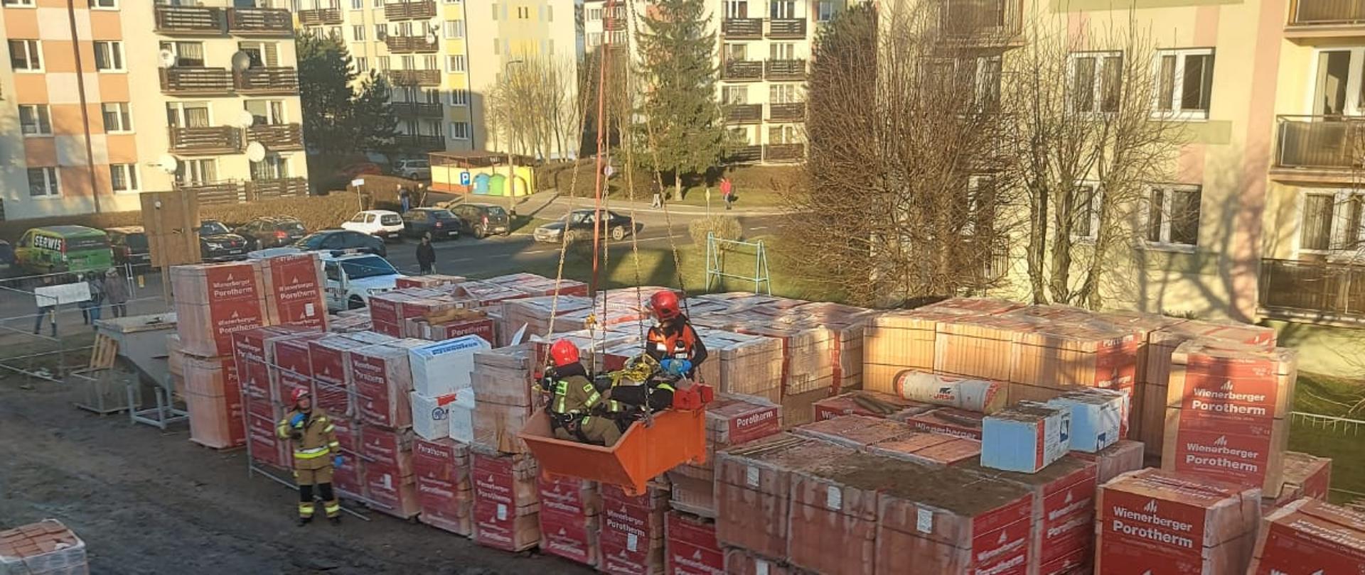 Na zdjęciu strażacy podczas ewakuacji poszkodowanego