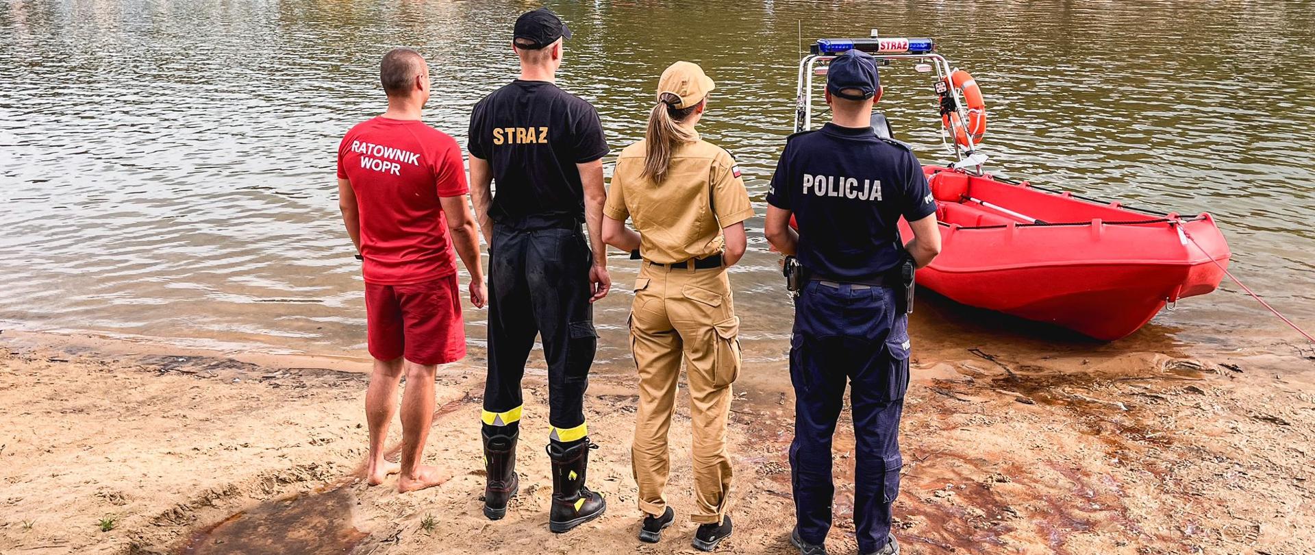 Wspólne zdjęcie służb ratowniczych na plaży przy zalewie Blewązka w Kobylej Górze.
