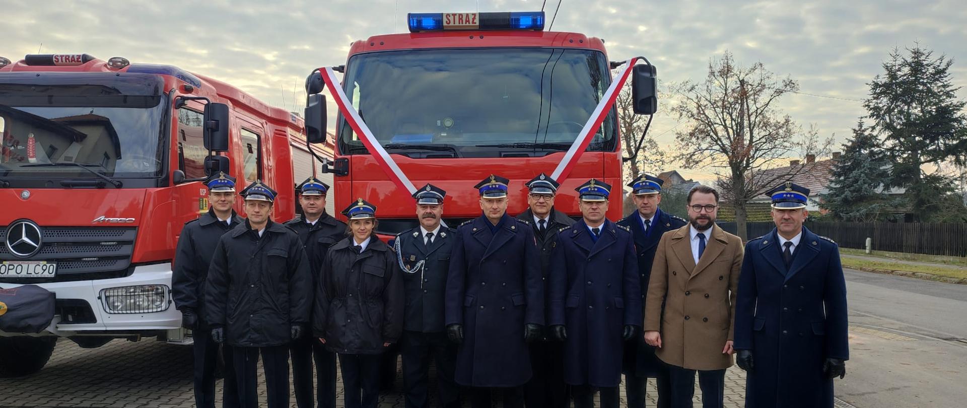 Kadra KW, KM oraz samorządowcy przed przekazywanym wozem 