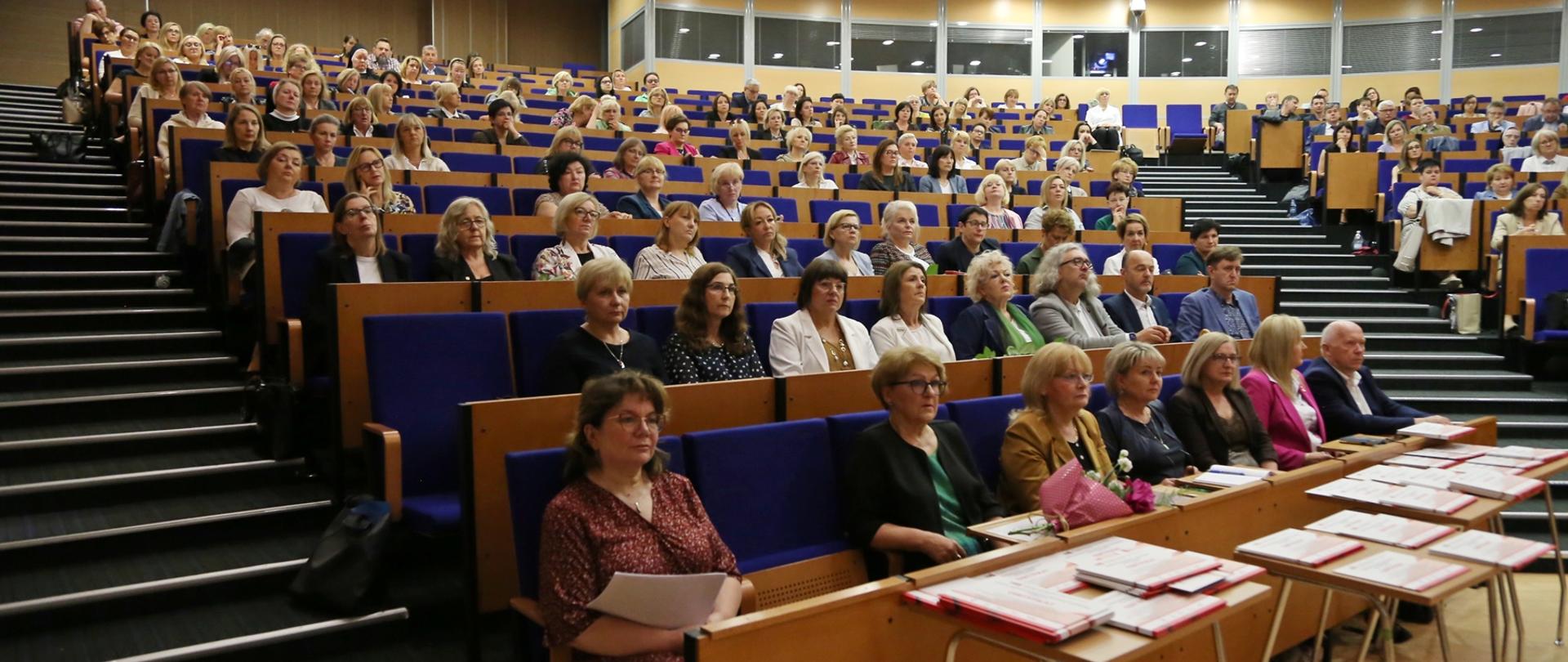 Widok z dołu na aulę wypełnioną uczestnikami spotkania