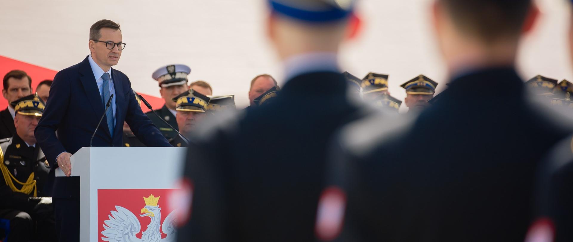 Premier Mateusz Morawiecki podczas centralnych obchodów Dnia Strażaka 2023 r. na placu Marszałka Józefa Piłsudskiego w Warszawie.