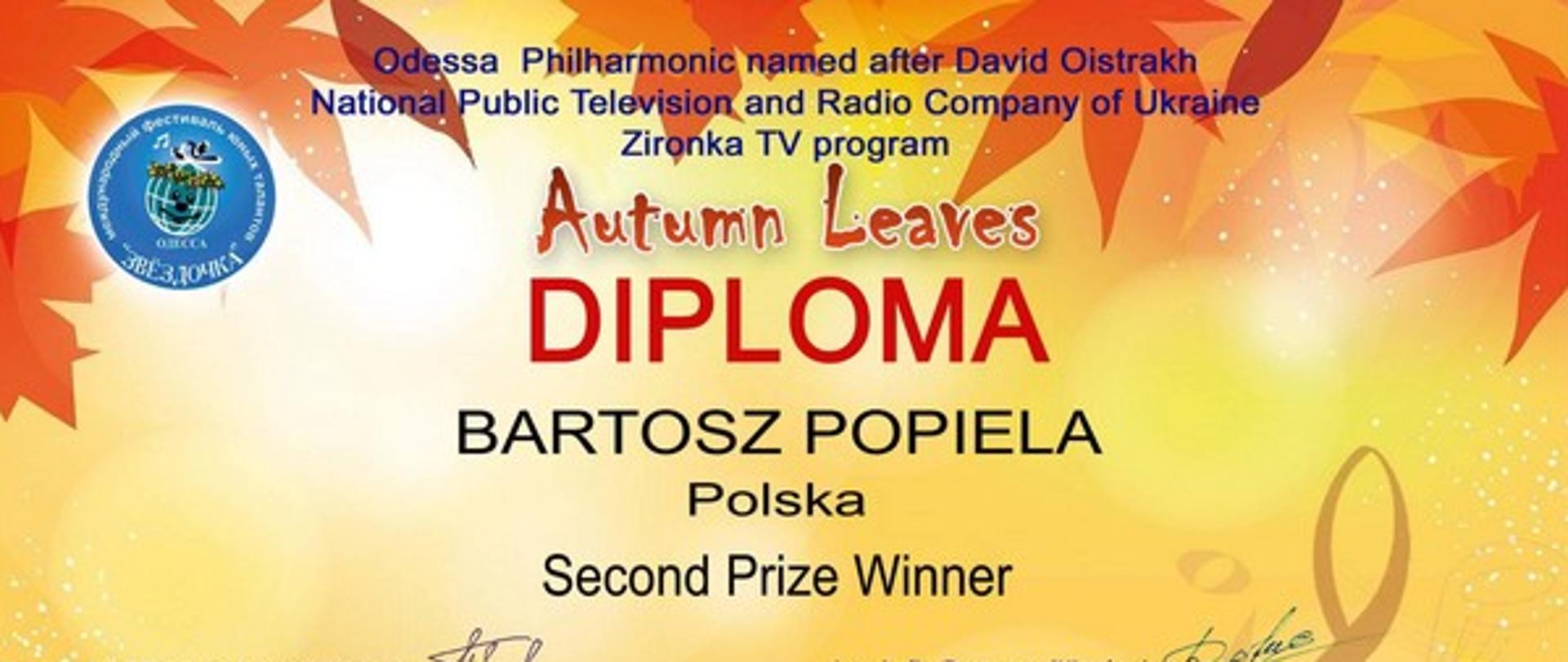 Dyplom w języku angielskim informujący o zdobyciu drugiego miejsca w Międzynarodowym konkursie online Jesienne liście dla Bartosza Popieli. Dyplom w jesiennej stylizacji w tle pomarańczowe liście, klawiatura fortepianu oraz klucz wiolinowy. W dwóch kolumnach wykaz członków jury wraz z ich autentycznymi podpisami. Na środku stempel będący logiem organizatora.