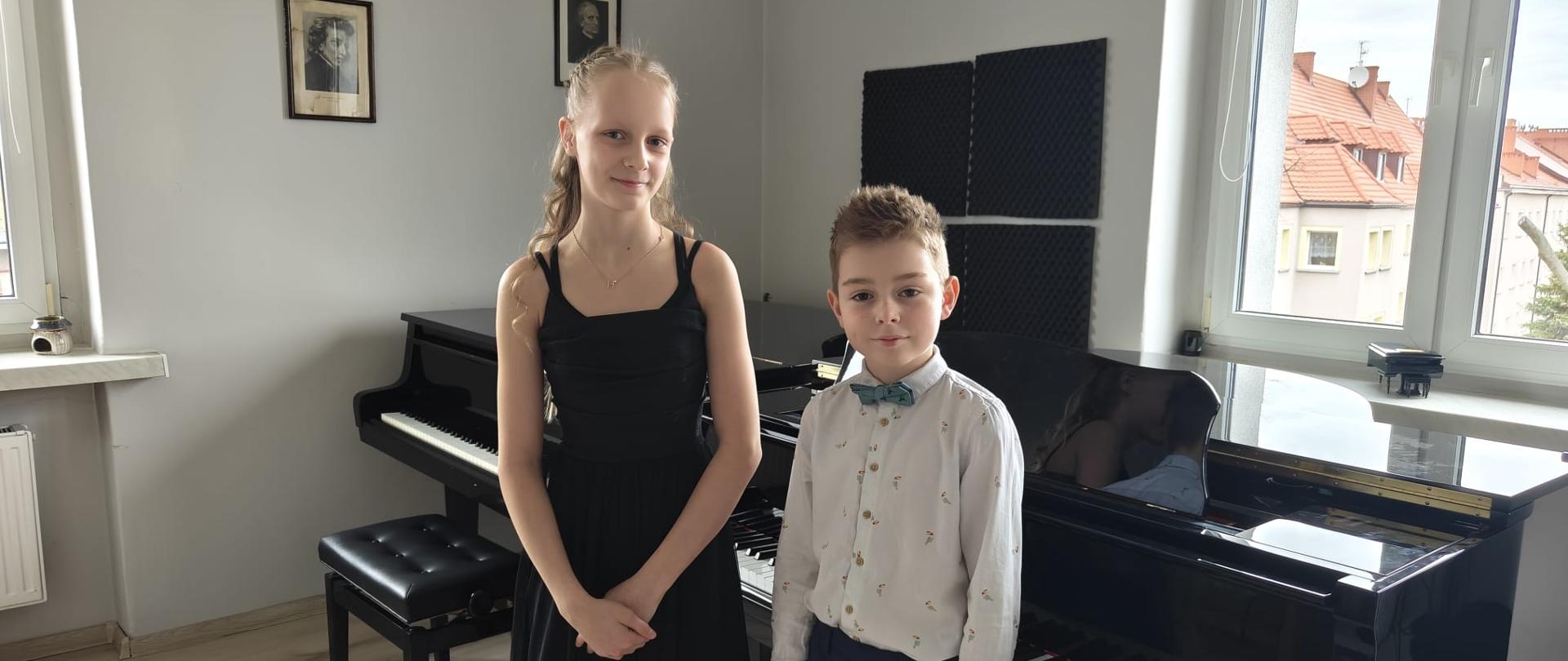 Zdjęcie Hani Rączki i Franka Podsiadły przed konkursem na trzecim Śląskim Festiwalu Pianistycznym w Tarnowskich Górach