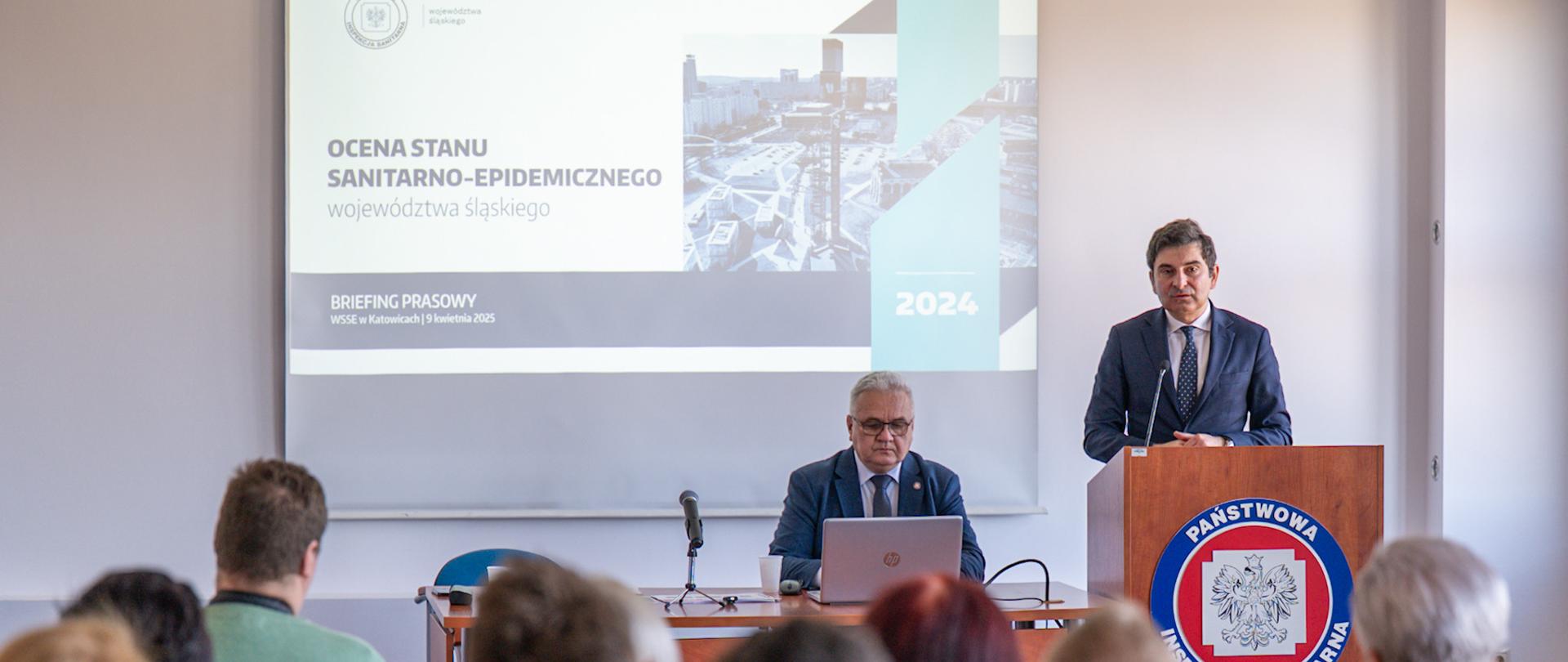 Zdjęcie przedstawiające Śląskiego Państwowego Inspektora Sanitarnego Grzegorza Hudzika i Wojewodę Śląskiego Marka Wójcika.