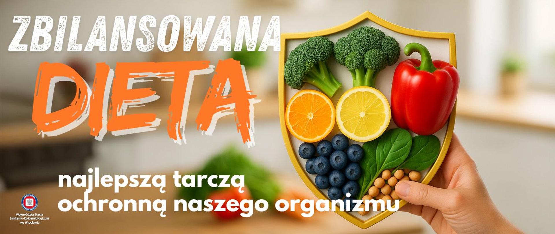 Ludzka dłoń trzymająca tarczę ułożoną z świeżych warzyw i owoców (brokuły, pomarańcze, cytryny, papryka, jagody). Tarcza jest kolorowa, naturalna i symbolizuje silną odporność wspieraną dietą.