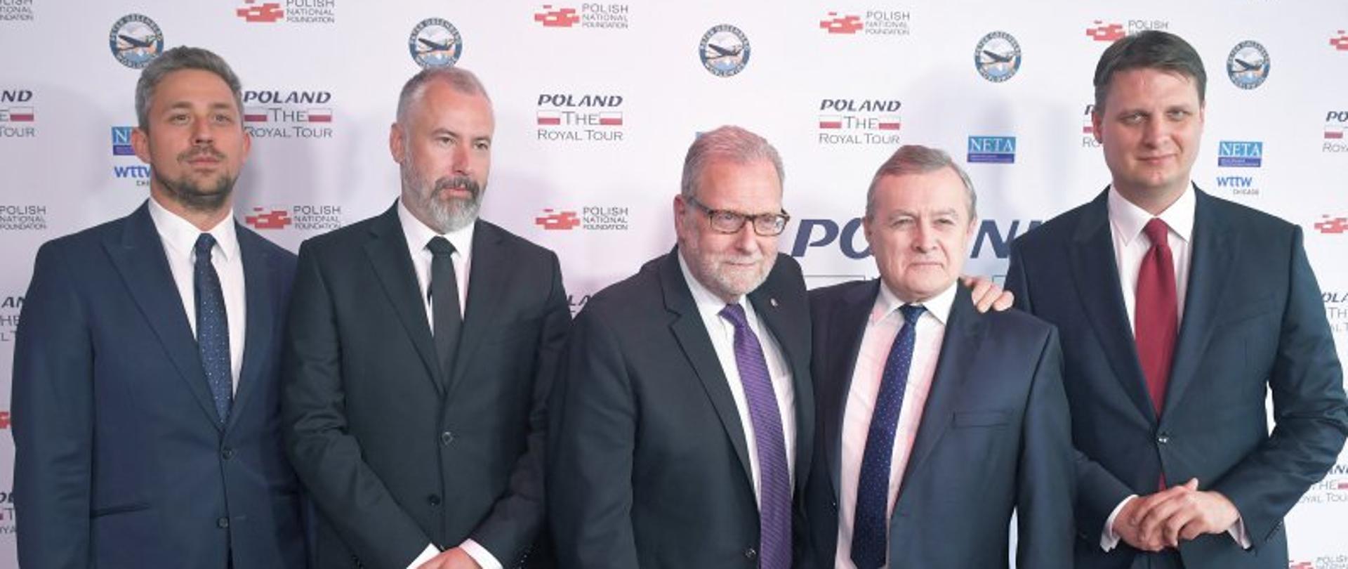 fot. PAP/Radek Pietruszka. Wicepremier, minister kultury Piotr Gliński, prezes Polskiej Fundacji Narodowej Filip Rdesiński, członek zarządu Polskiej Fundacji Narodowej Robert Lubański, polski producent Piotr Śliwowski oraz producent filmu Peter Greenberg podczas premiery filmu „Poland: The Royal Tour” w Samuel Goldwyn Theater w Los Angeles.

