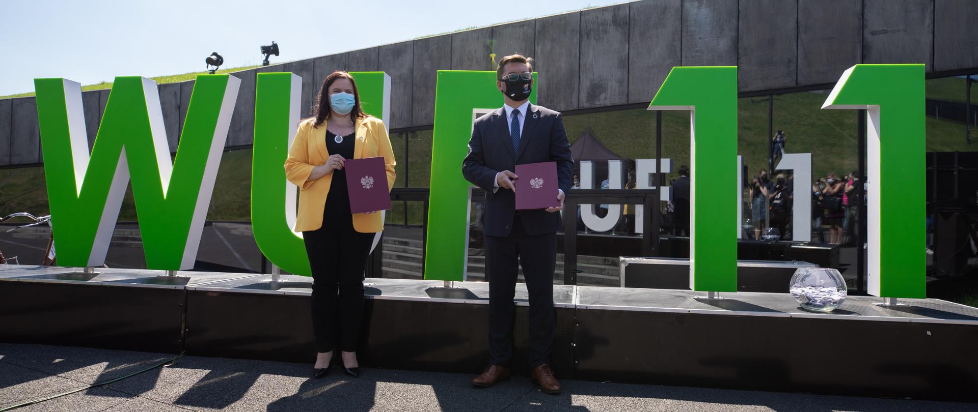 wiceminister Małgorzata Jarosińska-Jedynak i prezydent Marcin Krupa prezentują podpisane porozumienie