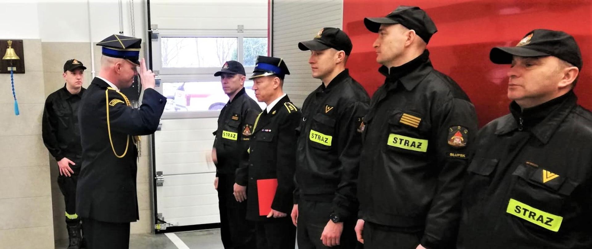 Zdjęcie przedstawia Komendanta Miejskiego PSP oraz udającego się na emeryturę strażaka.