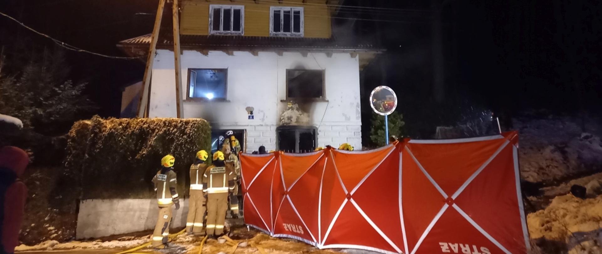 strażacy podczas pożaru rozłożony parawan