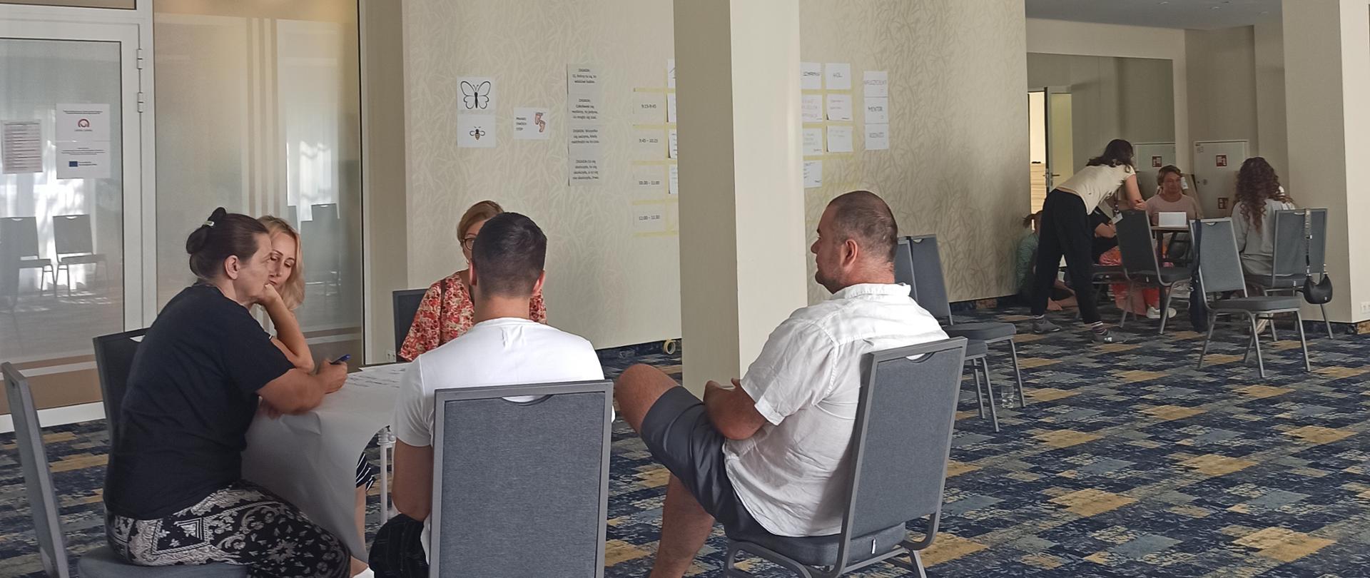 Ludzie siedzą przy stole