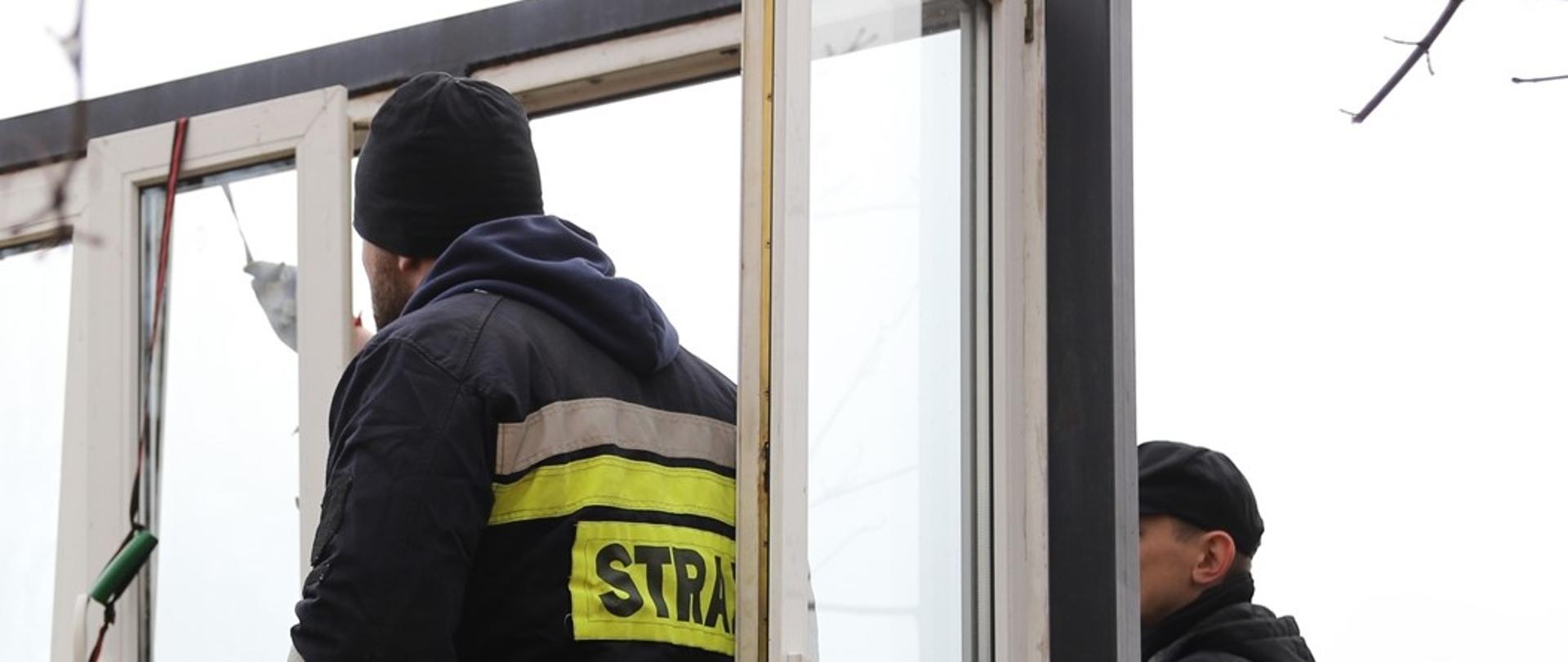 Ćwiczący, pod nadzorem prowadzącego szkolenie, testuje awaryjne otwieraniem okna balkonowego