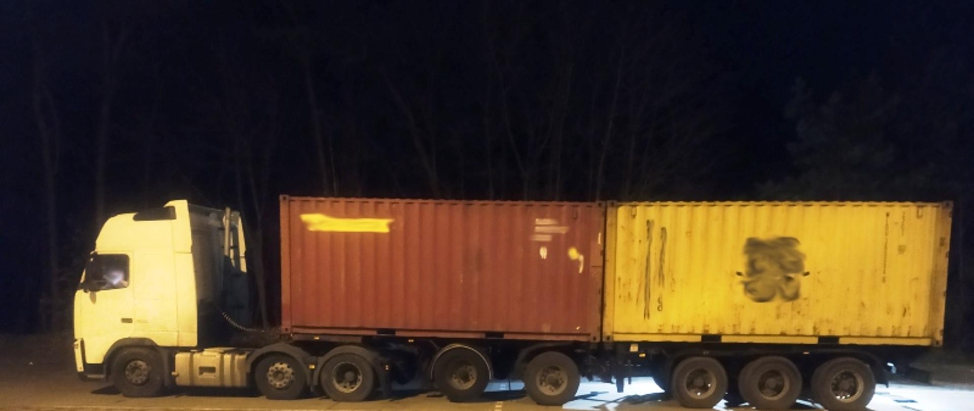 Widok kontrolowanego zespołu pojazdów z dwoma kontenerami morskimi