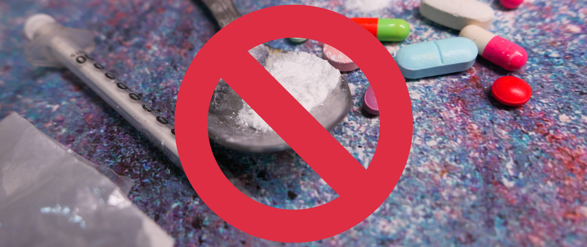 Znak zakazu umieszczony na narkotykach w formie proszku, tabletkach, strzykawce