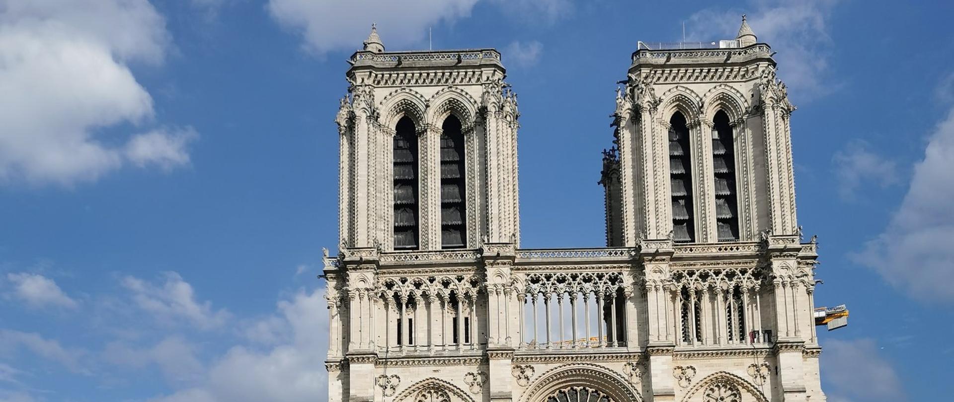 Dwie wieże katedry Notre-Dame, przed katedrą turyści