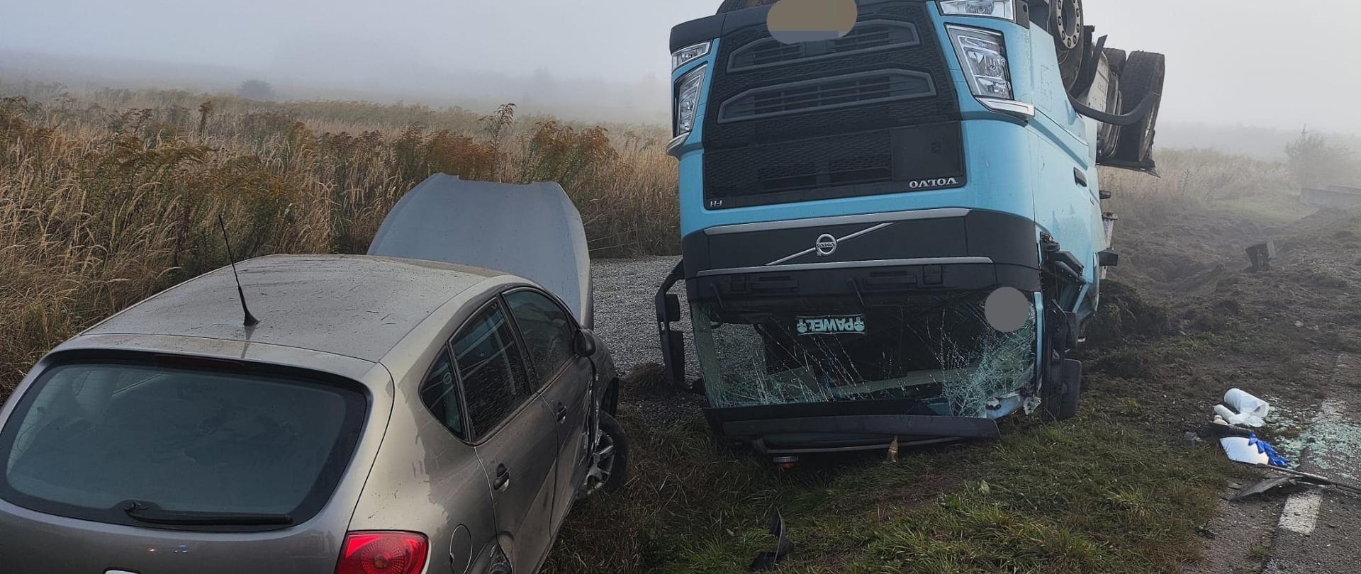 Wypadek z udziałem samochodu osobowego oraz TIRa