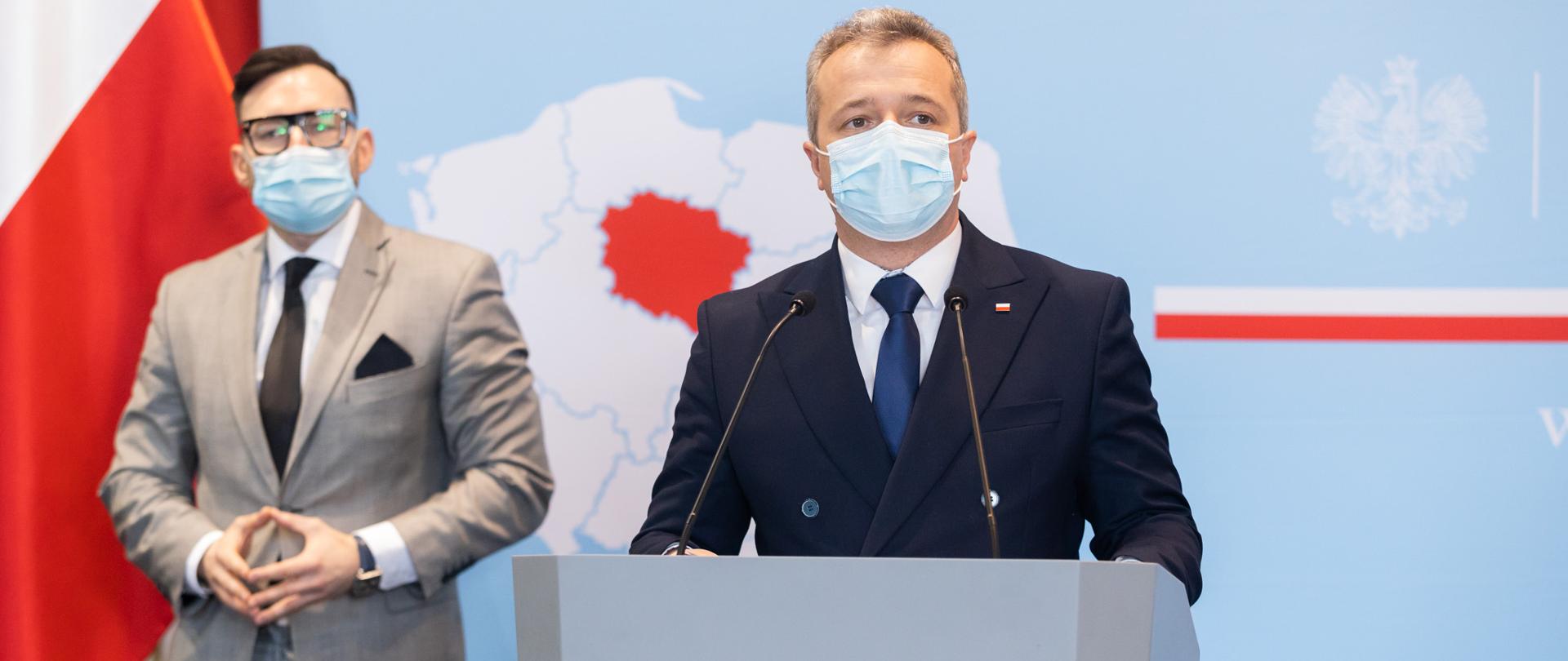 Konferencja prasowa. Przemawia wojewoda Mikołaj Bogdanowicz