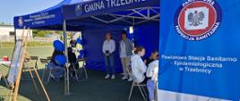 Namiot Państwowej Inspekcji Sanitarnej w Trzebnicy rozstawiony przy boisku piłkarskim