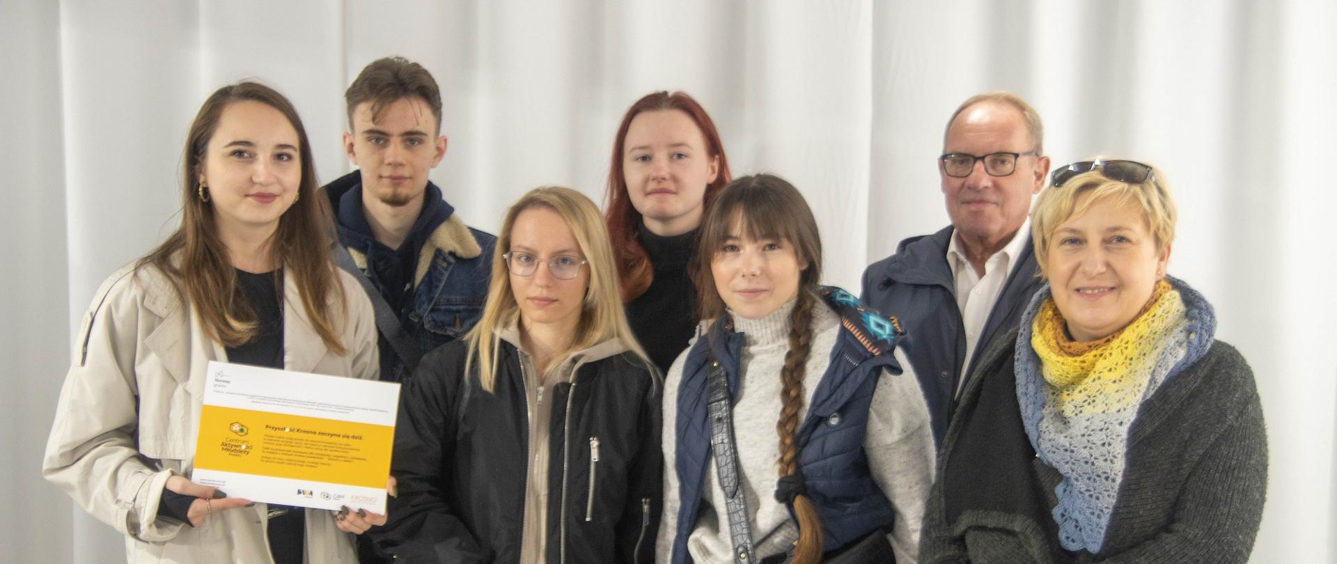 Zdjęcie przedstawia słuchaczy Studium wraz z dyrektorem. Stoją na białym tle.