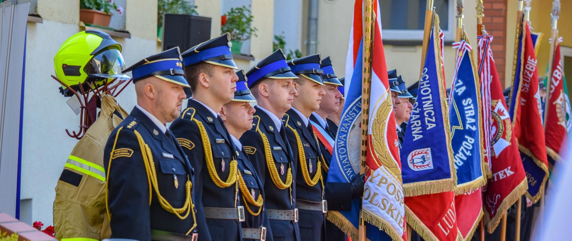 Powiatowe obchody dnia Strażaka w Szczecinku - na zdjęciu poczty sztandarowe