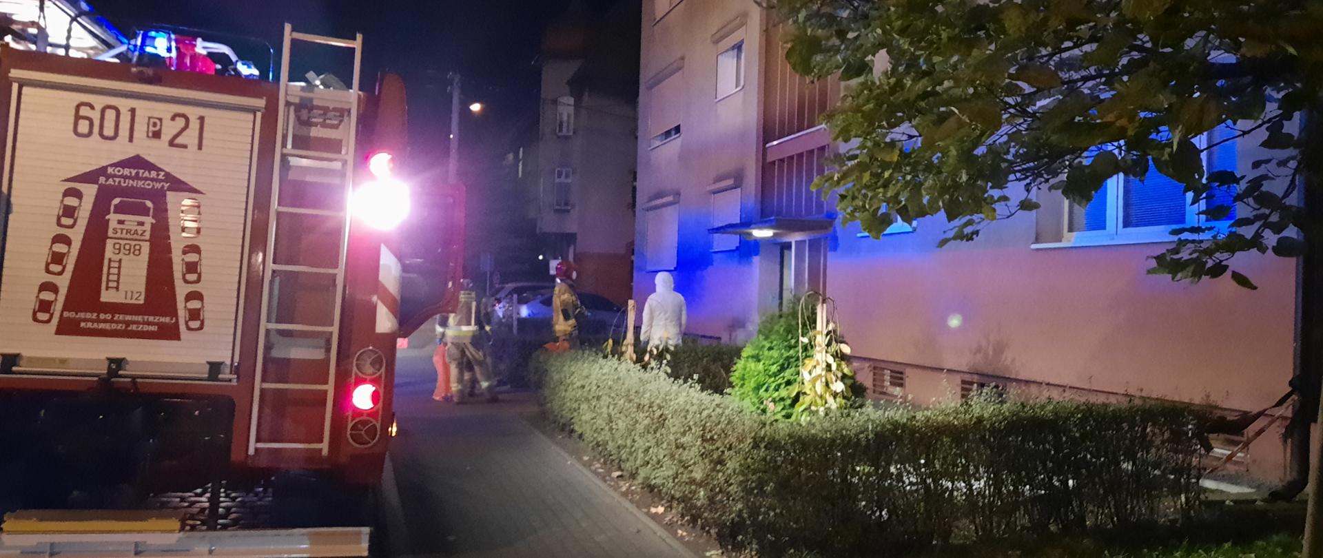 Na zdjęciu działania JOP w związku ze zgłoszeniem o nieprzytomnym mężczyźnie, na pierwszym widoku samochód ratowniczo - gaśniczy JRG Śrem