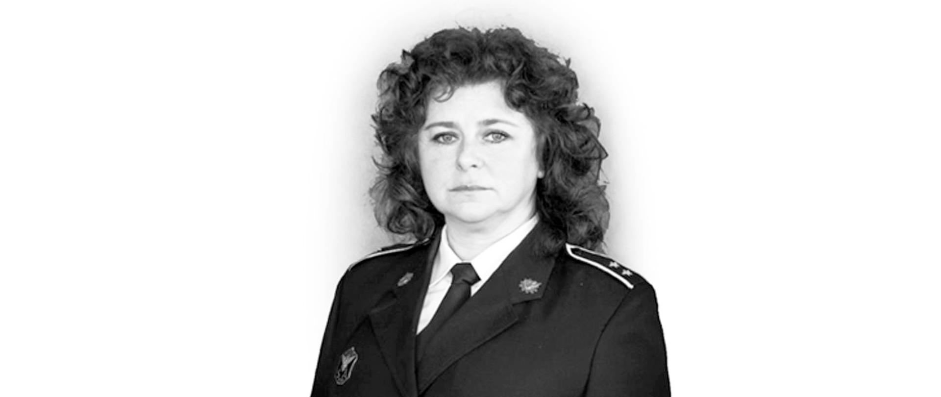 Starszy aspirant Anna Stempniewicz w mundurze wyjściowym bez nakrycia głowy. Zdjęcie w odcieniach szarości wykonane w 2018 roku.