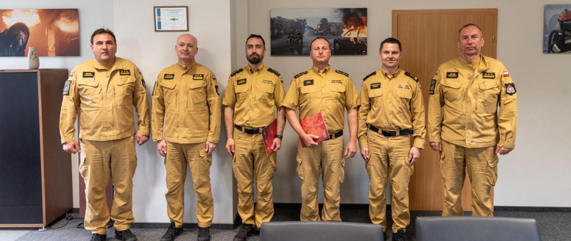 Zdjęcie grupowe awansowanych wraz z kierownictwem szkoły.