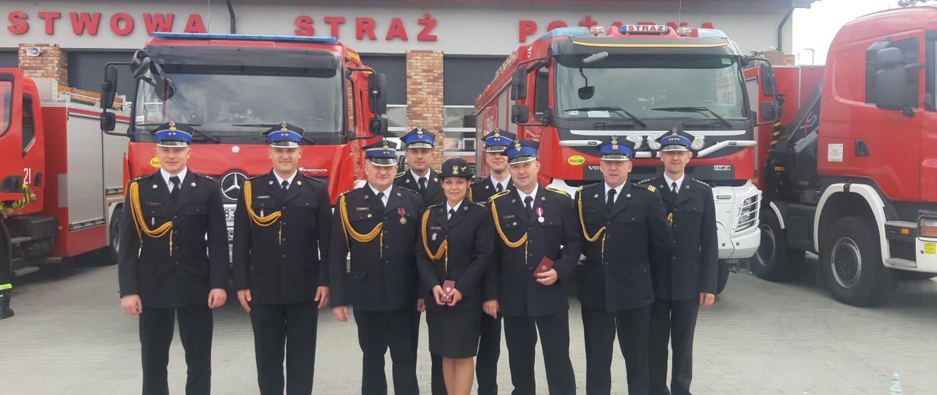 Na zdjęciu odznaczeni i awansowani funkcjonariusze KP PSP w Nakle