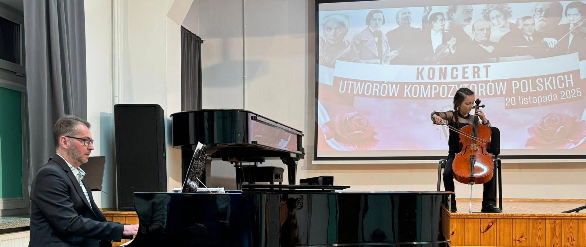 Zdjęcie przedstawiające wykonawców koncertu utworów kompozytorów polskich, który odbył się 20 listopada 2025 roku w auli szkoły.