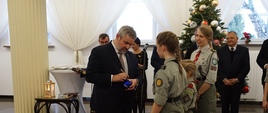 Minister J.K. Ardanowski podpisuje bombkę