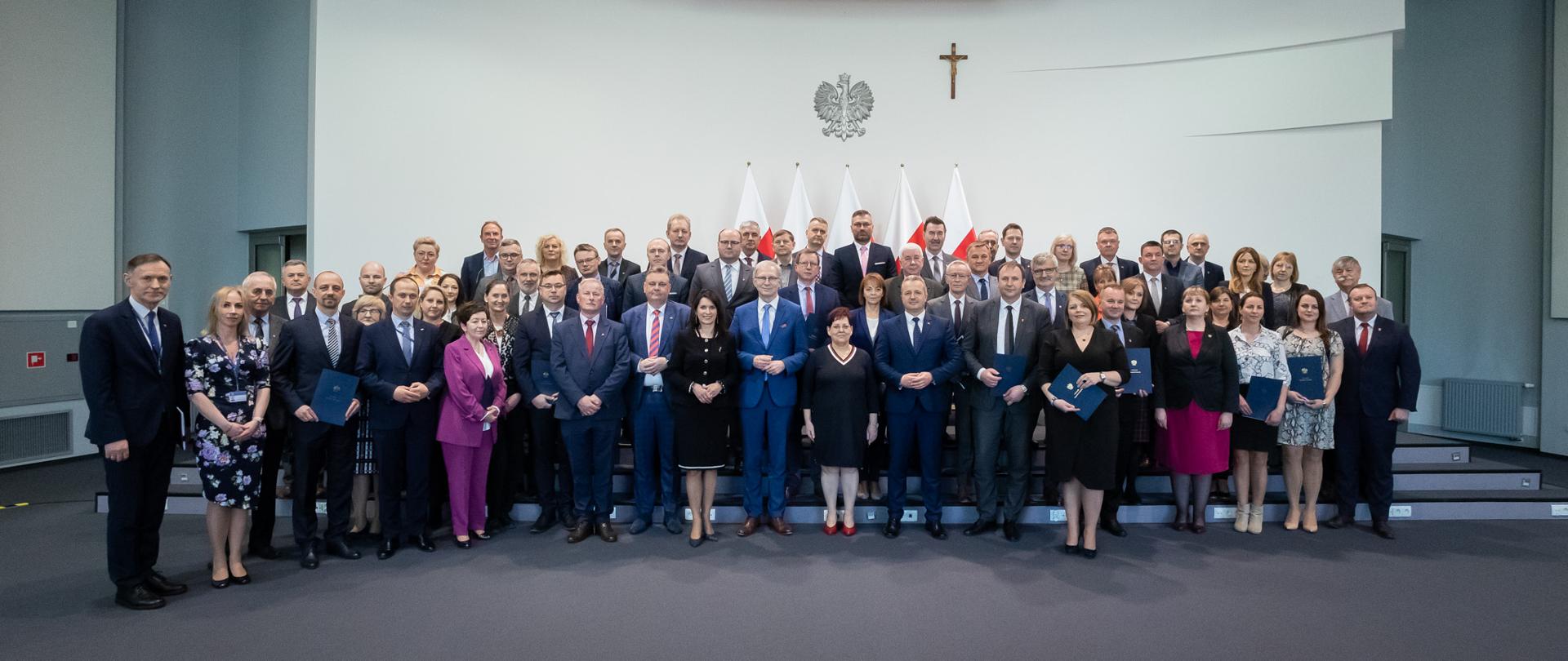 Wiele osób stojących na scenie