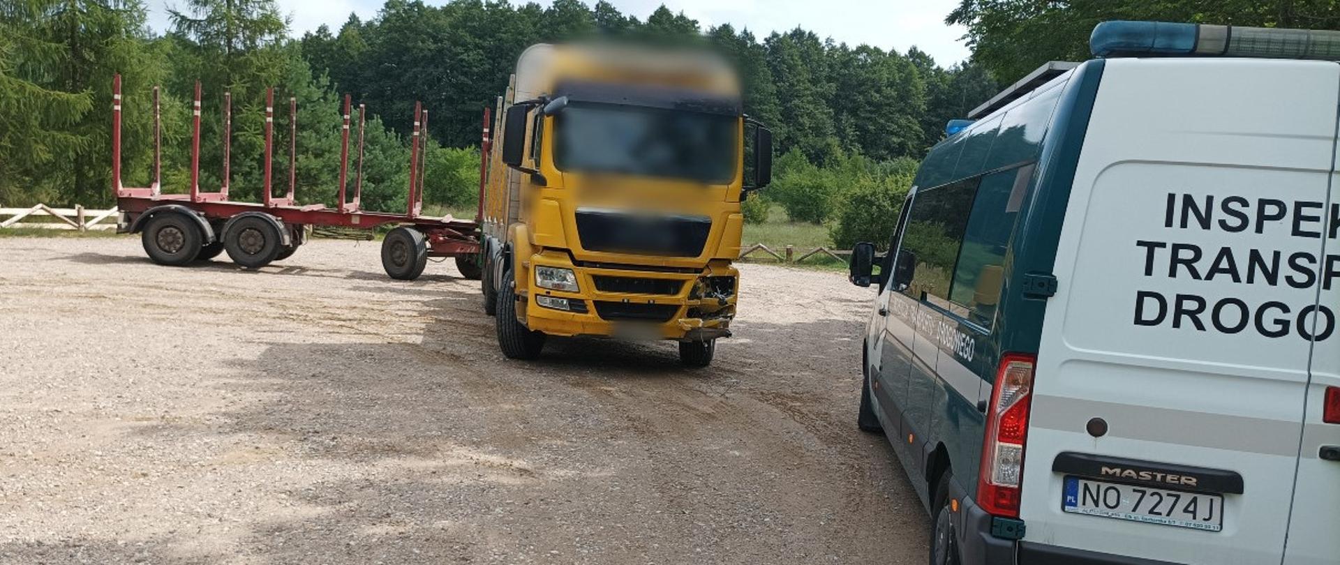Patrol warmińsko-mazurskiej Inspekcji Transportu Drogowego na miejscu wypadku z udziałem ciężarówki.
