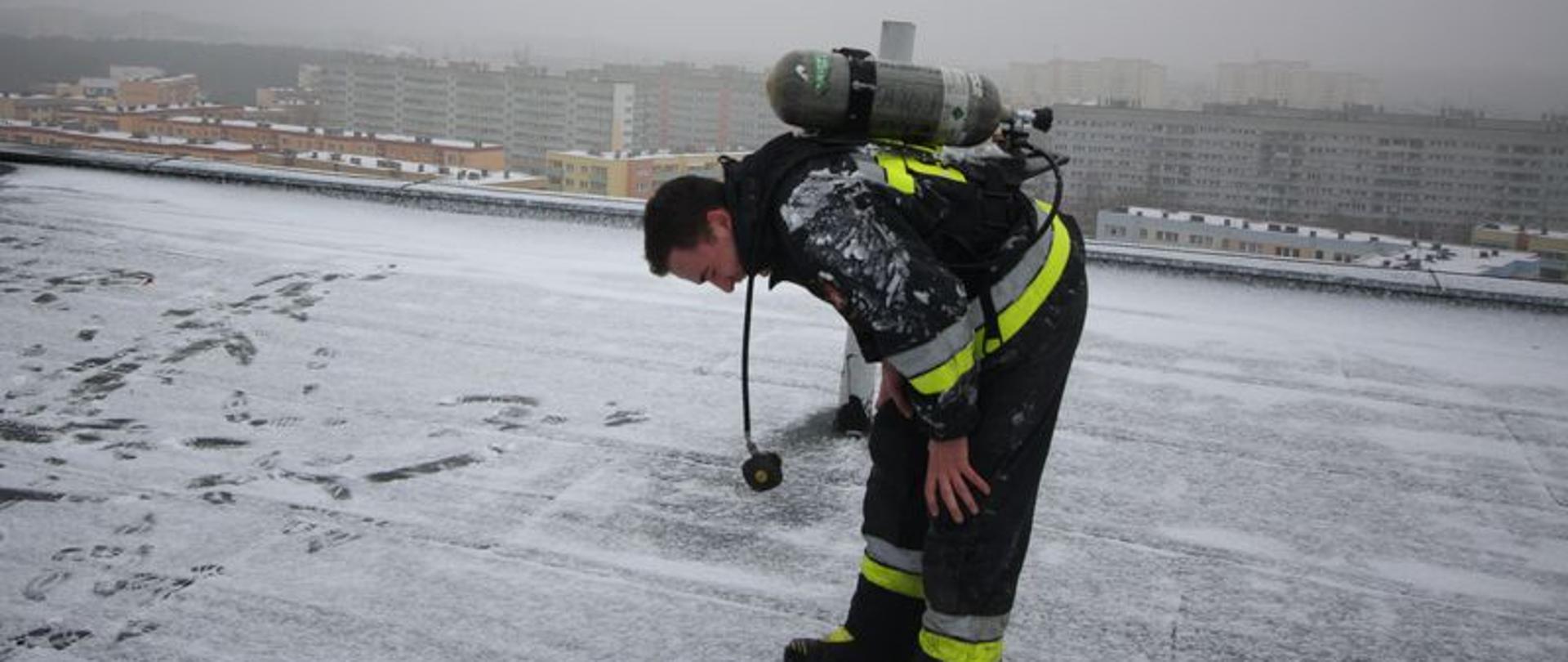 Zdjęcie przedstawia strażaków w zawodach we wbieganiu na dach wieżowca