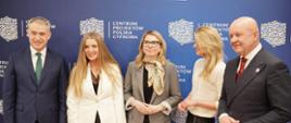 Na zdjęciu wiceministra funduszy i polityki regionalnej Monika Sikora i wicepremier, minister cyfryzacji Krzysztof Gawkowski z innymi uczestnikami spotkania