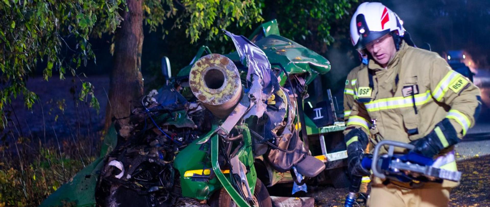 Na zdjęciu ratownik OSP podczas działań przy zdarzeniu drogowym w miejscowości Chrząstowo.