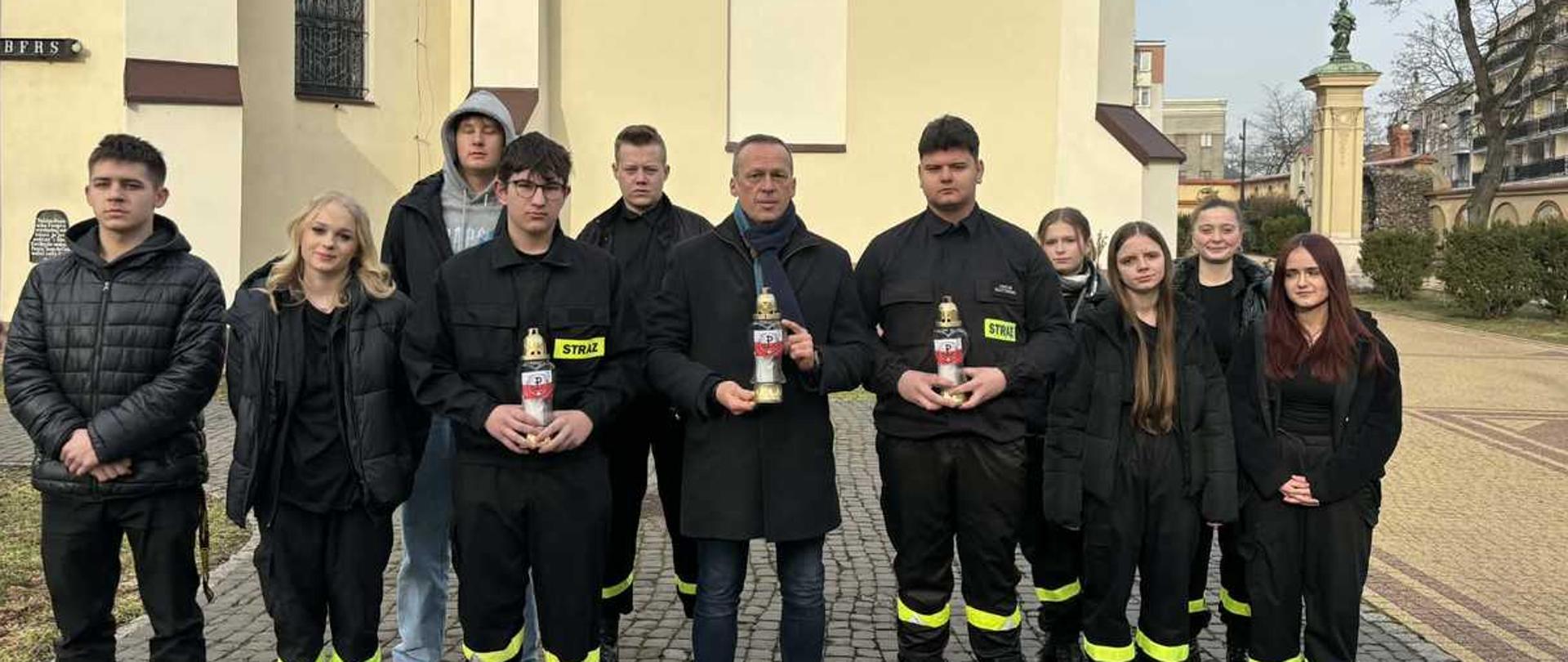 Pan dyrektor Andrzej Zdrojewski wraz z grupą uczniów w mundurach pożarniczych udał się do Włocławka, by zapalić znicze pod Kamieniem Pamięci Żołnierzy Wyklętych.