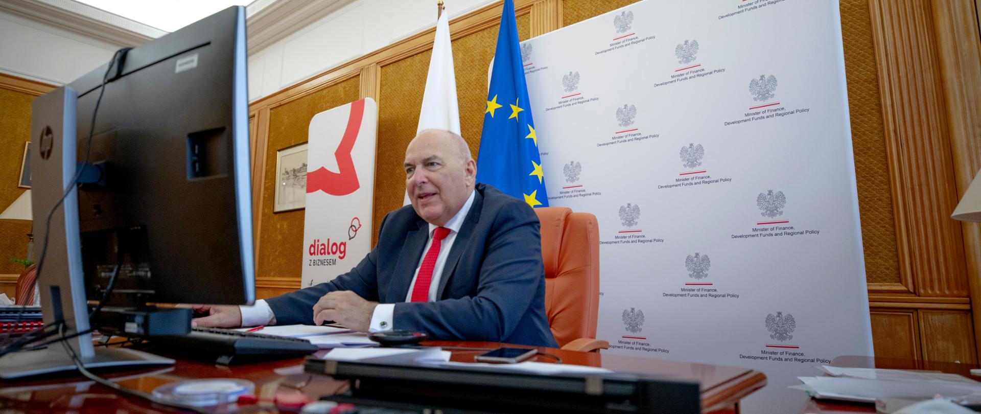 Minister Tadeusz Kościński podczas spotkania online ministrów finansów V4