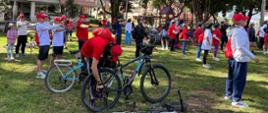 Participantes del ciclopaseo hacen el calentamiento de rigor