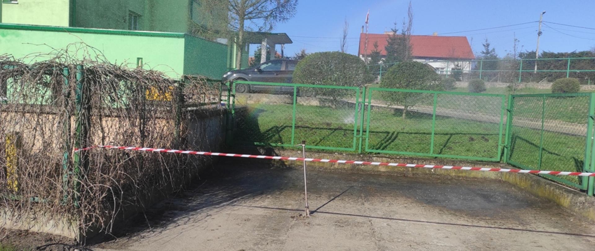 Wokół miejsca emisji gazu stoją kurtyny wodne.