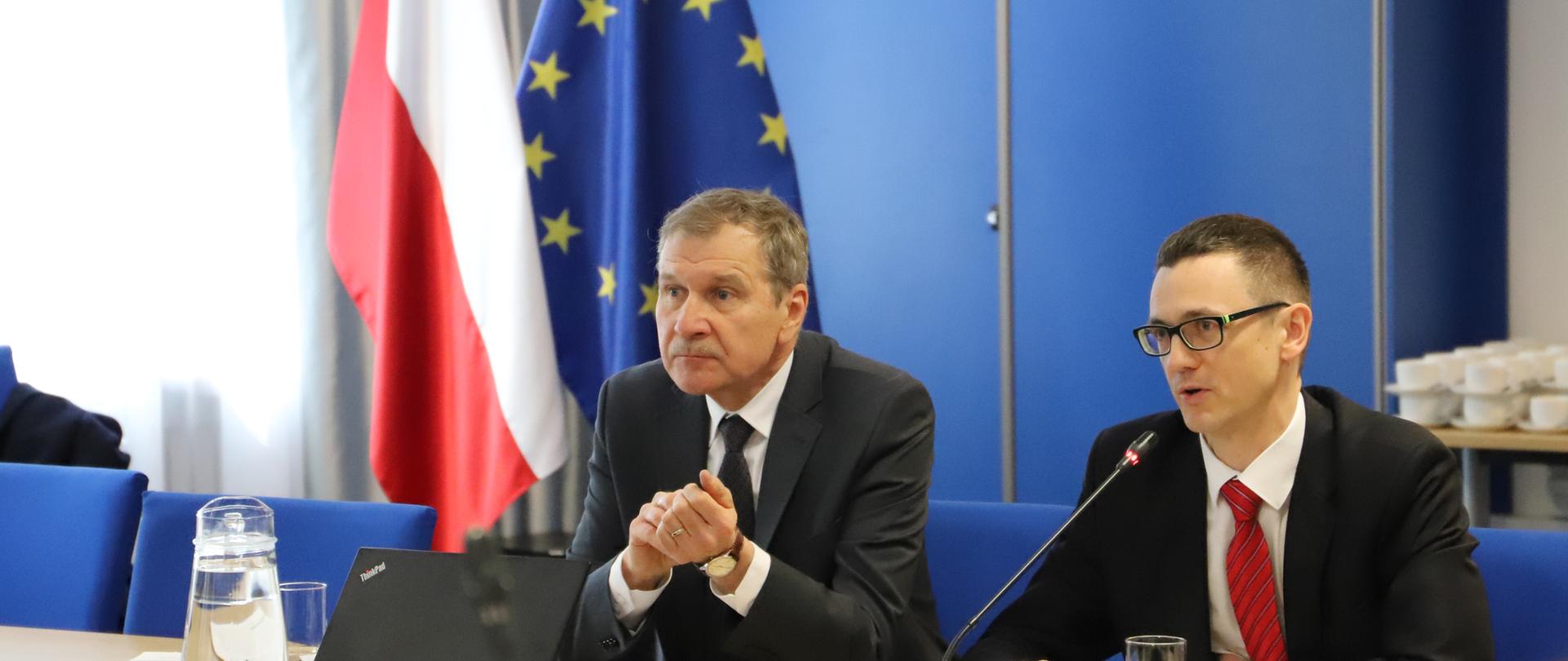 Minister Karol Okoński (z prawej) oraz Krzysztof Silicki z NASK