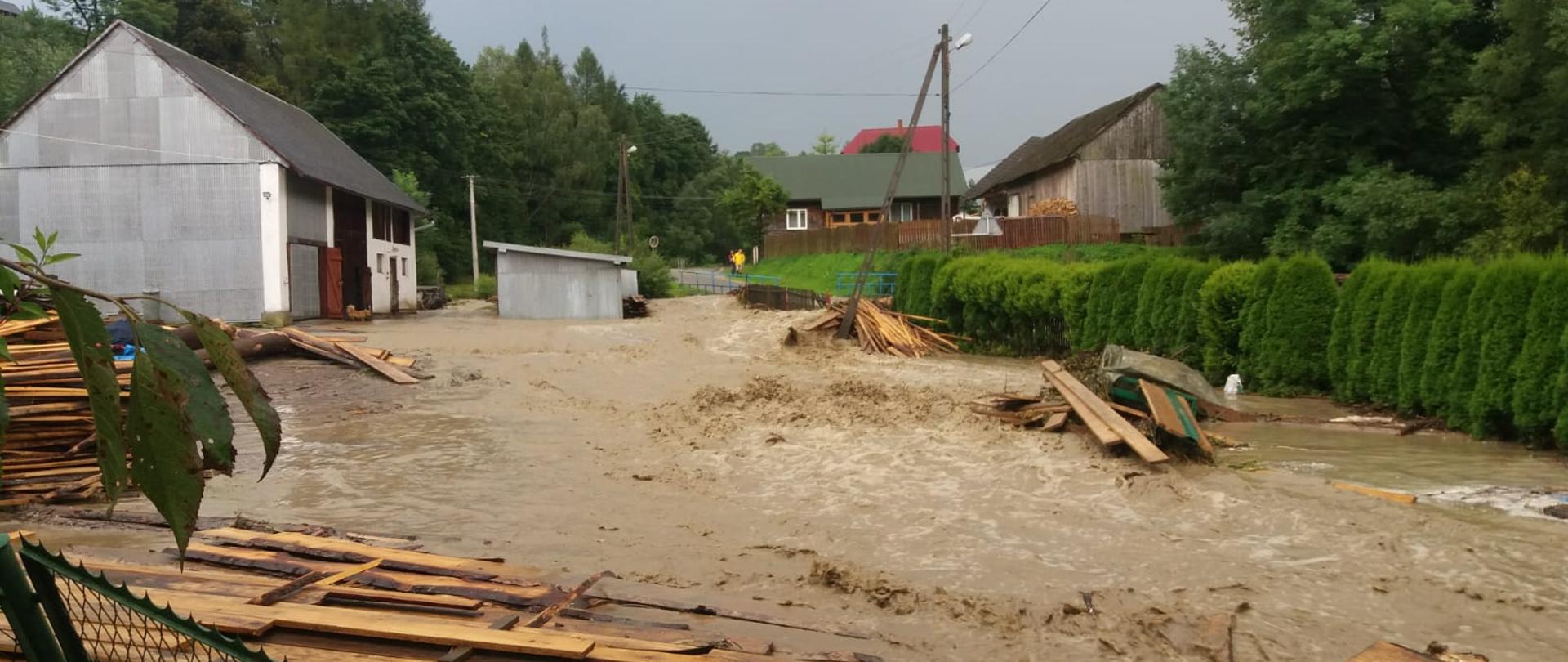 Woda płynąca przez posesję.