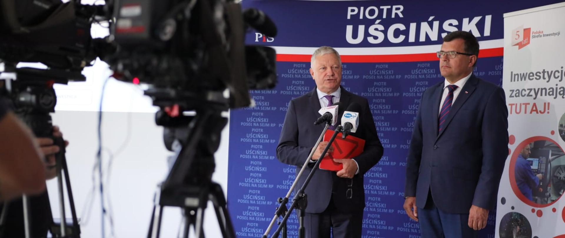 Wiceminister Piotr Uściński oraz prezes Zarządu ŁSSE Marek Michalik podczas konferencji prasowej